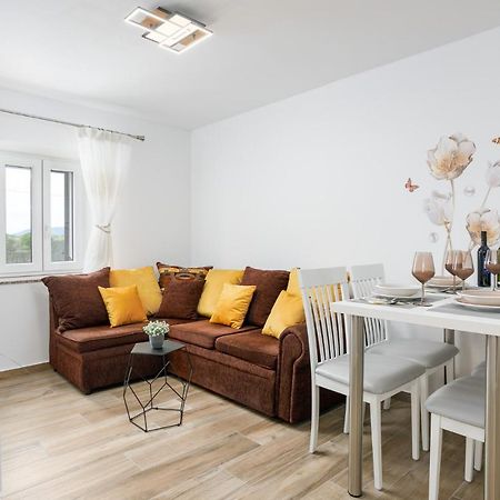Apartment Ivana Малинска Екстериор снимка