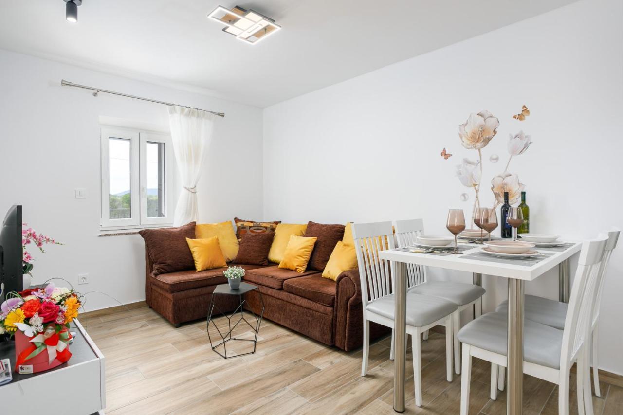 Apartment Ivana Малинска Екстериор снимка
