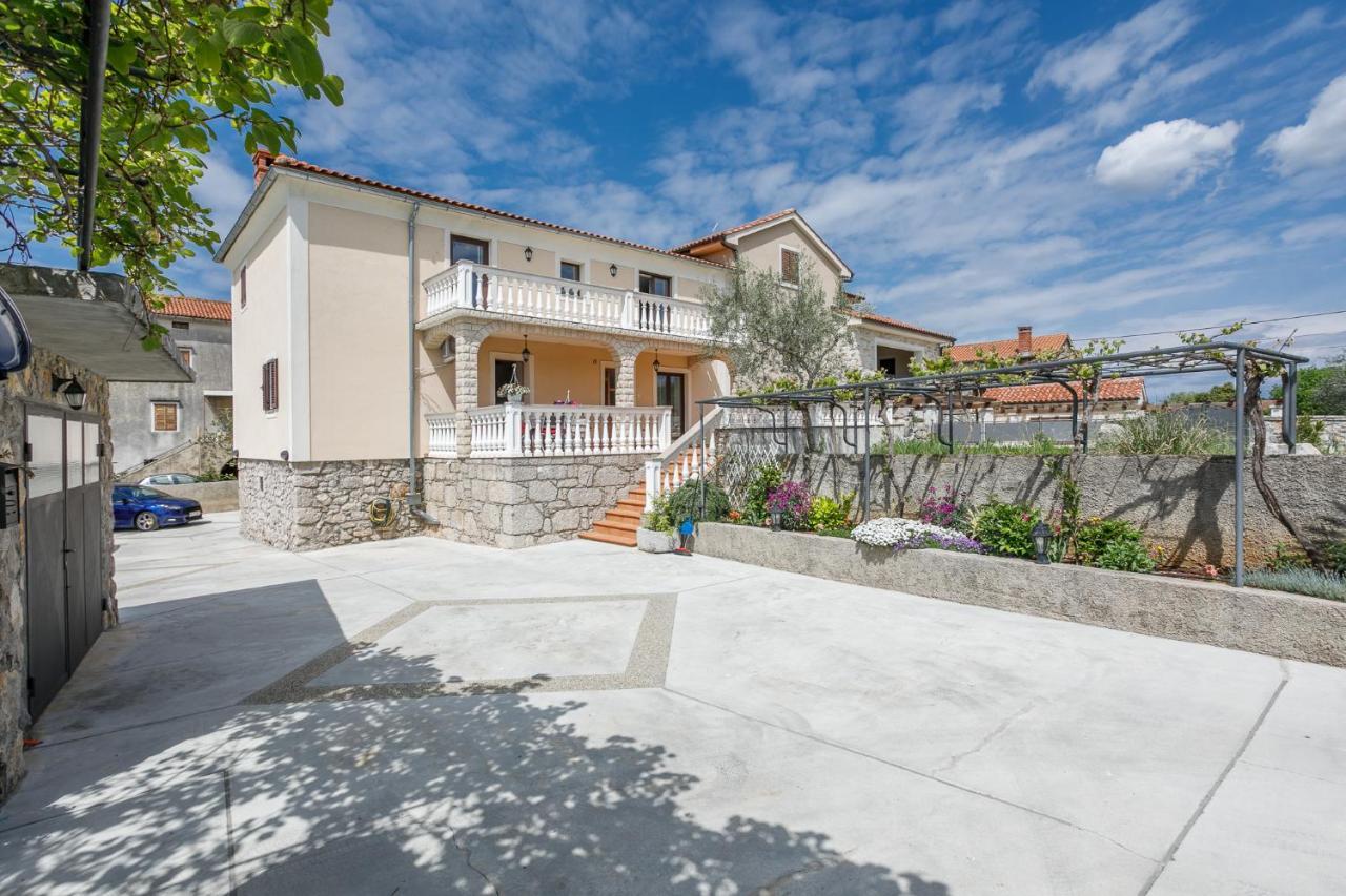 Apartment Ivana Малинска Екстериор снимка